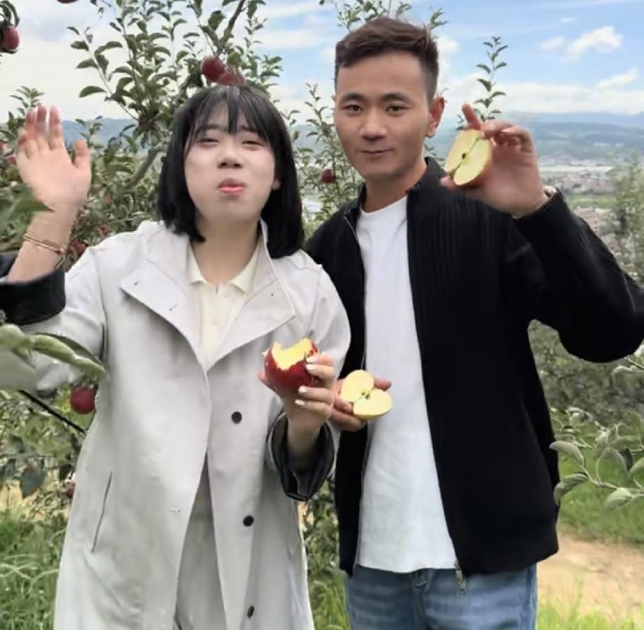 三水宣布明天直播昭通卖苹果
这次应该是在三水的账号上开播

今天三水发视频她和二