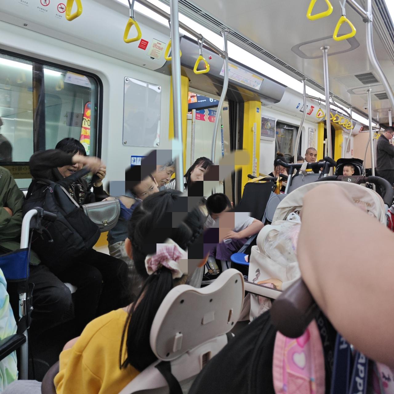 上一次乘坐地铁时，身边坐着一位60岁左右的大叔，从坐下以后就开始抖二郎腿，一直到