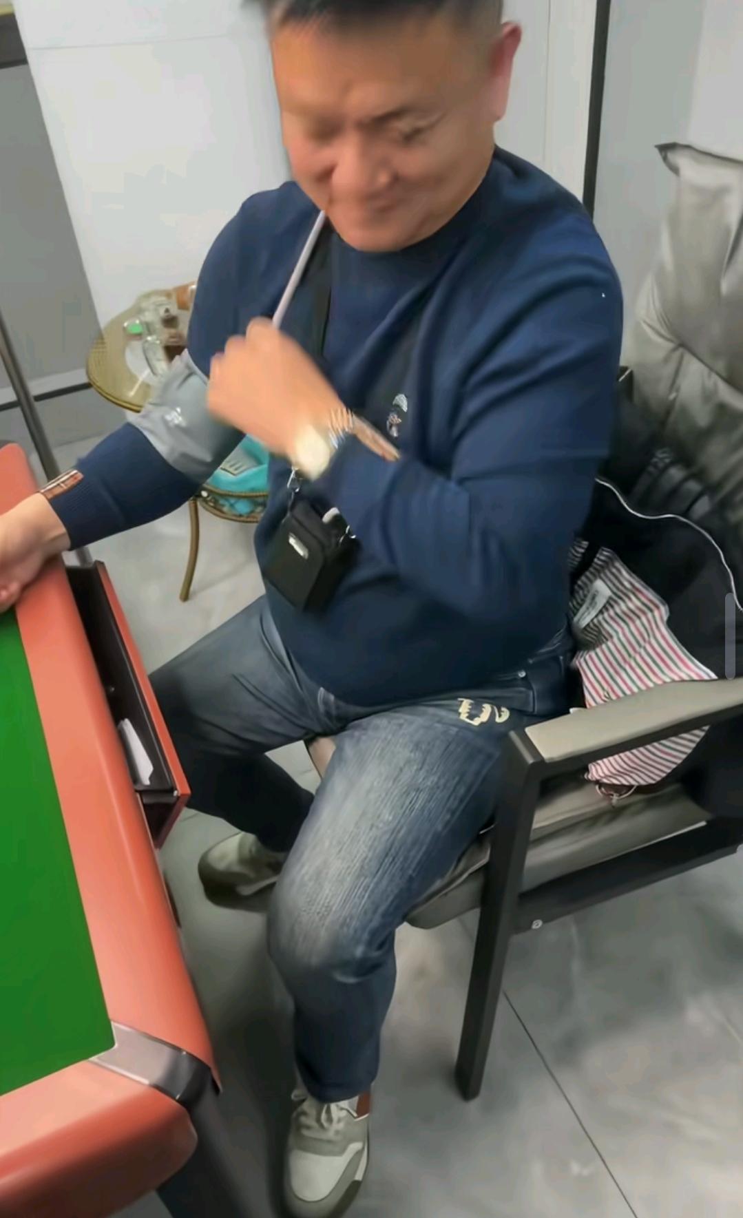 这麻将瘾挺大啊！一个背着24小时心电图，另一个挂着水。
头一次见瘾这么大的，就这