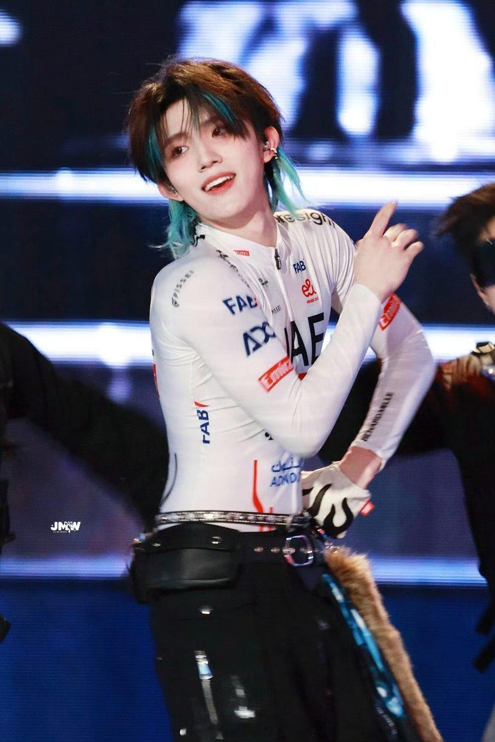 苏新皓杨博文双人舞台双人舞台的本质就是看两个舞担battle，更别说还是最强舞担