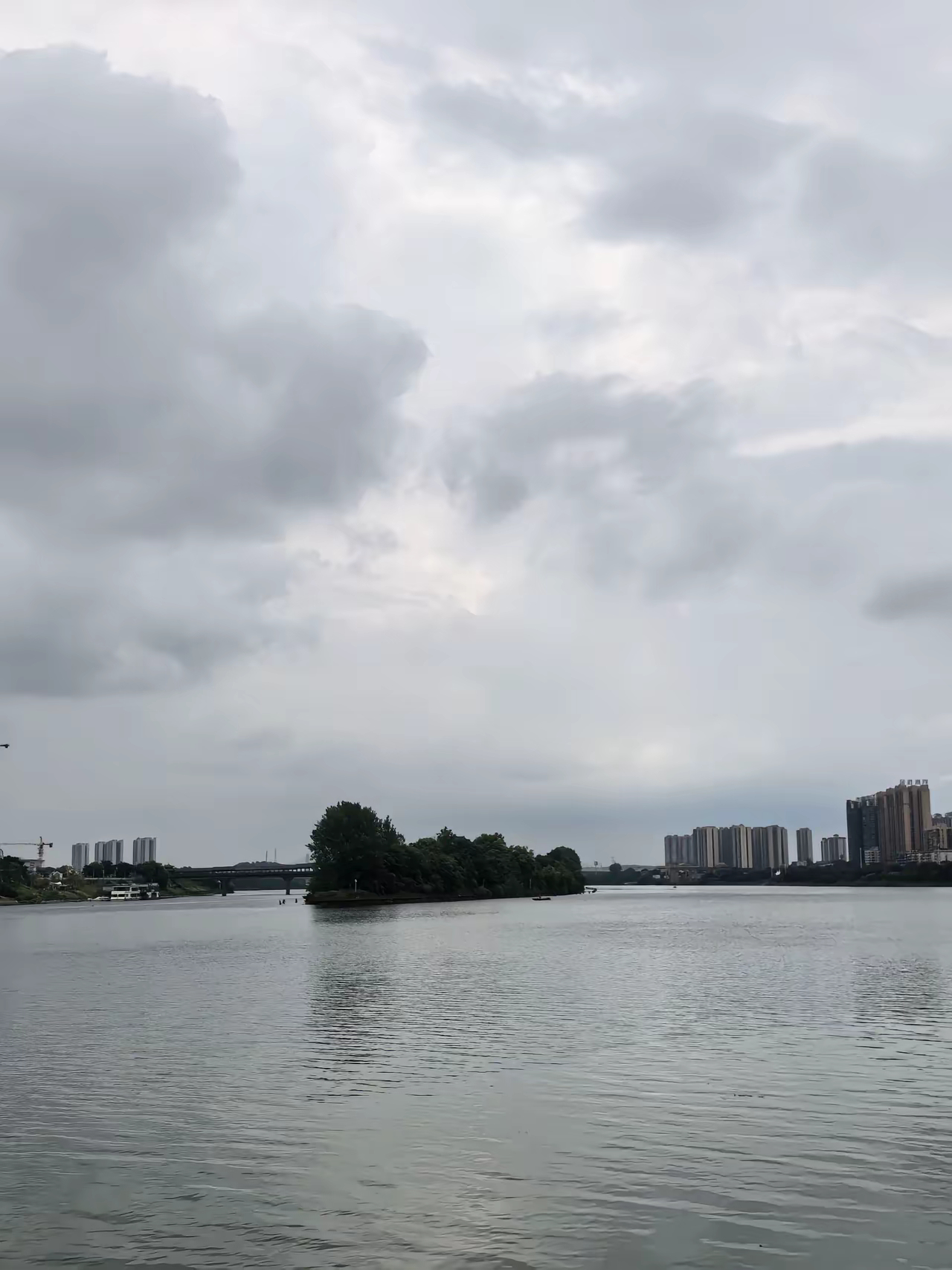 一大重磅信号，要变盘了？关键时刻，重点看渣男的表演。​A股实在有点离谱，今天指数