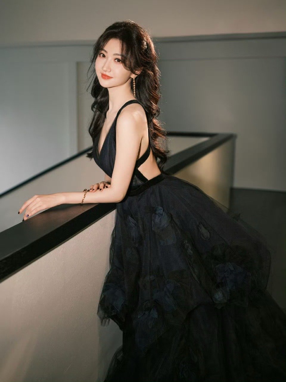 景甜星光大赏造型  景甜在星光大赏的造型也太有氛围感了吧，黑色深v露背纱裙在她身
