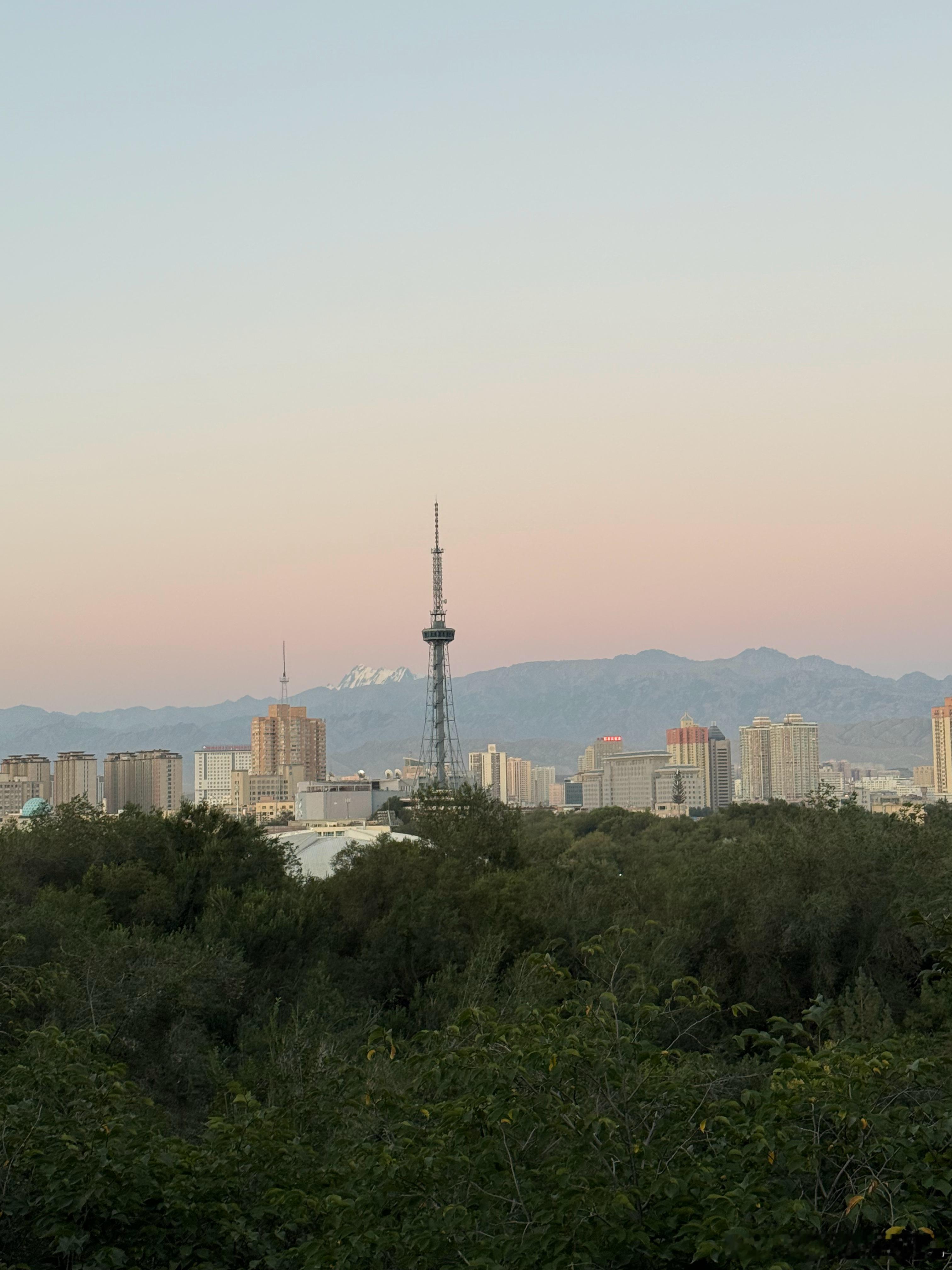 晚上10:00的乌鲁木齐，还如此明亮。 这里的夏天挺好的，日照时间好长啊。旅游乌