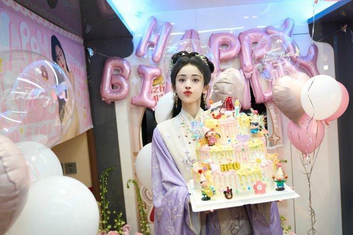 娜扎生日剧组vlog 娜扎帧帧瞬间都在被爱浇灌 娜扎帧帧瞬间都在被爱浇灌，是娜扎