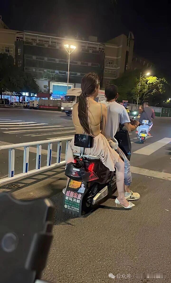 这衣服既时尚又凉快，就是怕晒