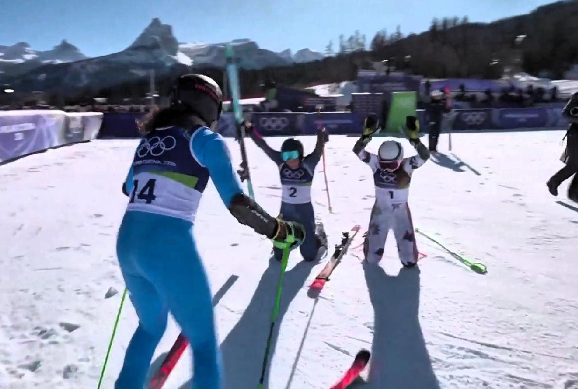 米兰冬奥高山滑雪女子大回转今天上演精彩对决，比赛高潮一浪高过一浪，首先是瑞典的赫