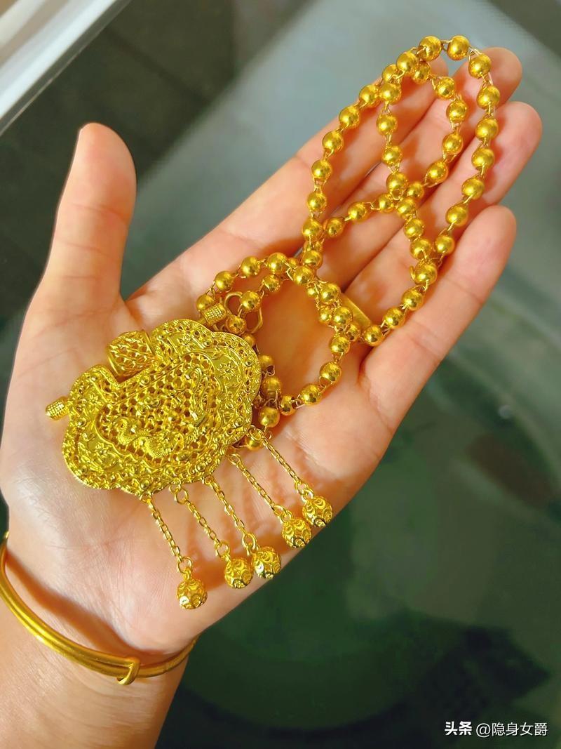 我现在可忙了，
又要工作，又要做家务，还要写头条，重要的是开盘时间还要盯着黄金和