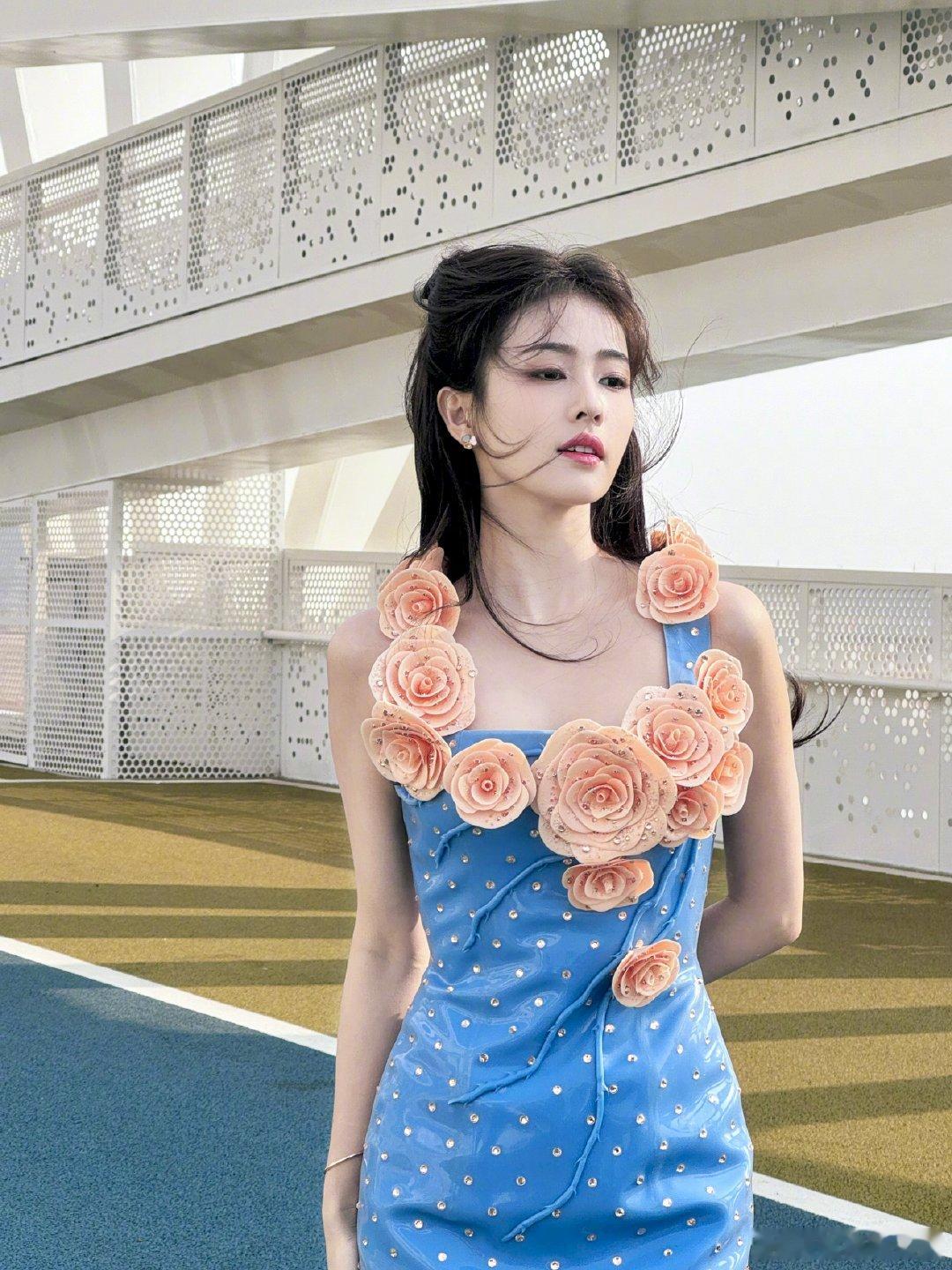 #白鹿日常九宫格##白鹿星空玫瑰裙# 白鹿太好看啦[送花花] ​​​