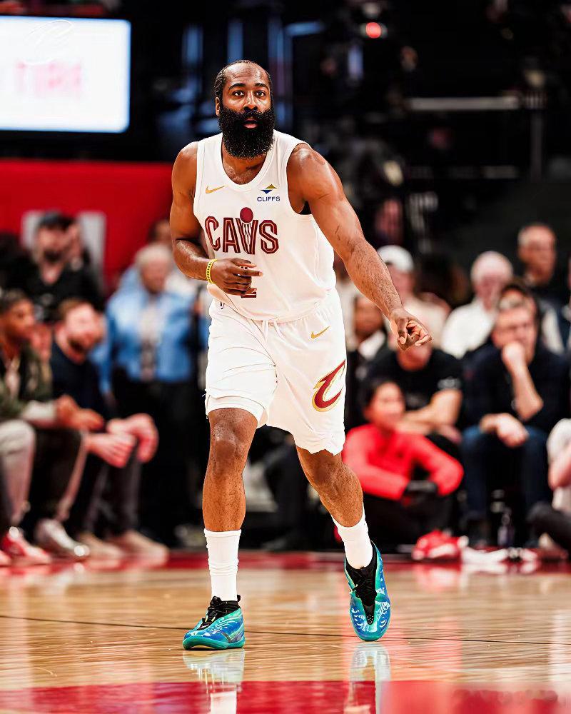 球队被猛龙打爆，教练却不让哈登上场，仅33分钟就“锁死”比赛，赛后哈登直接消失。