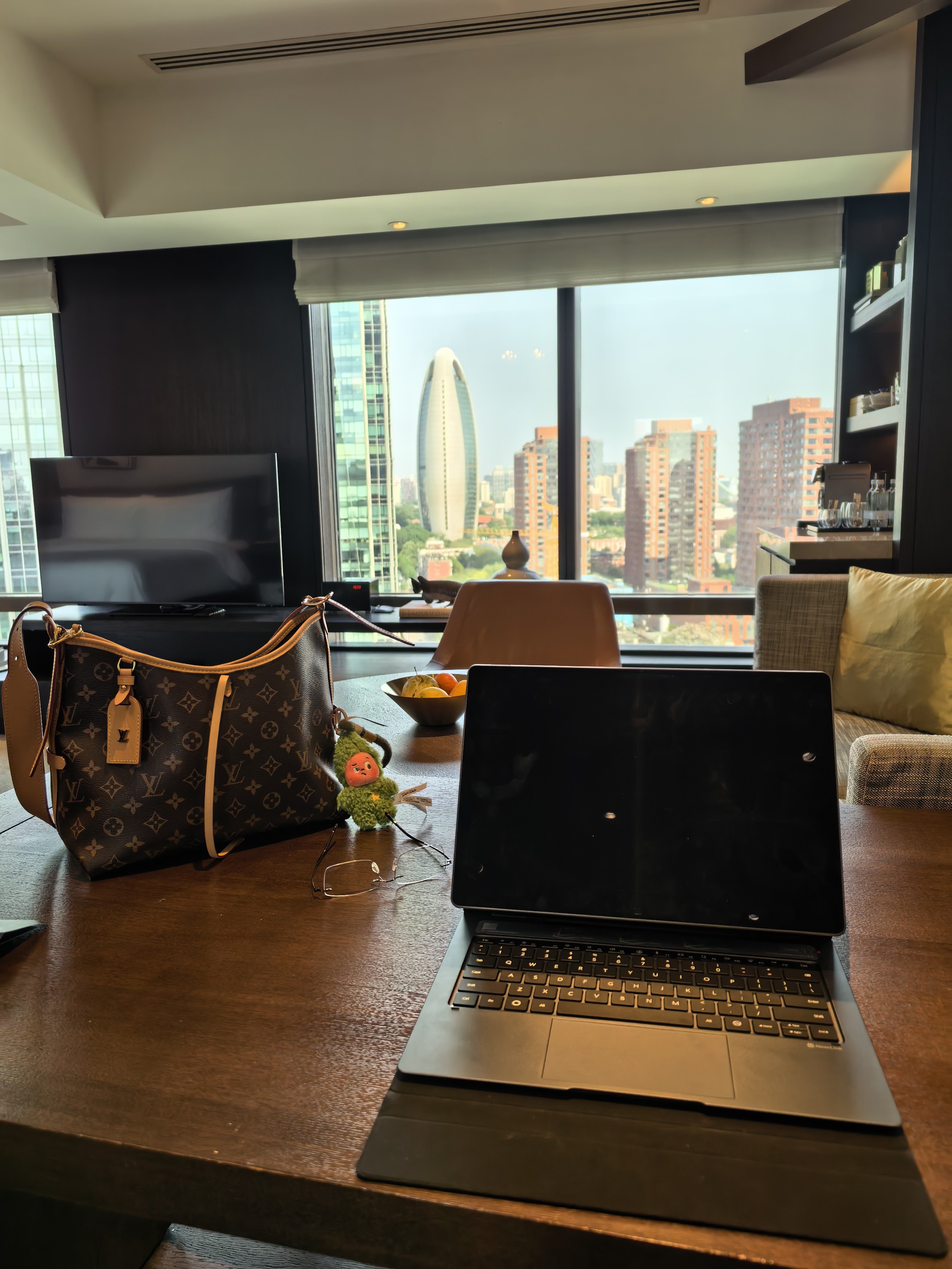 每个城市都有自己特别喜欢的酒店，北京是瑰丽酒店，原木很温润，镜子很好拍，窗外是C