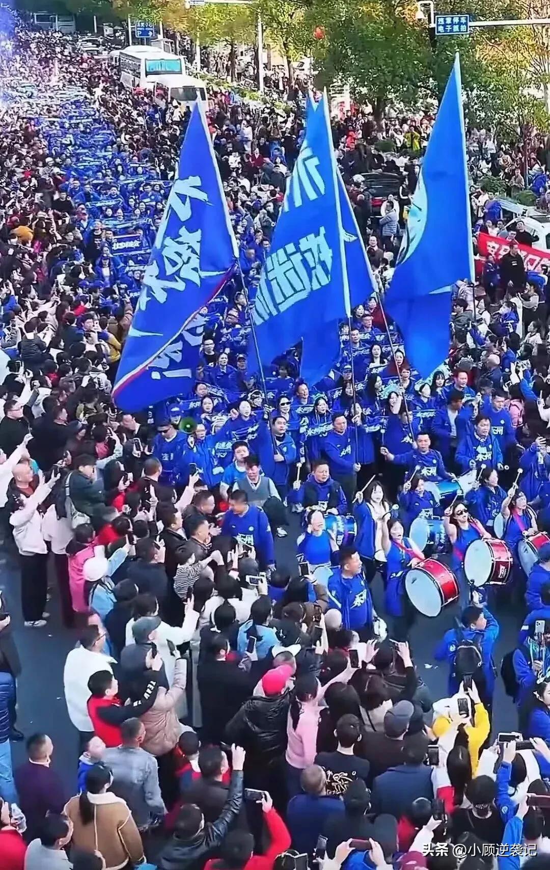 永州3000名球迷乘坐50辆大巴前往江苏为湘超冠军永州队加油助威，永州队3月22