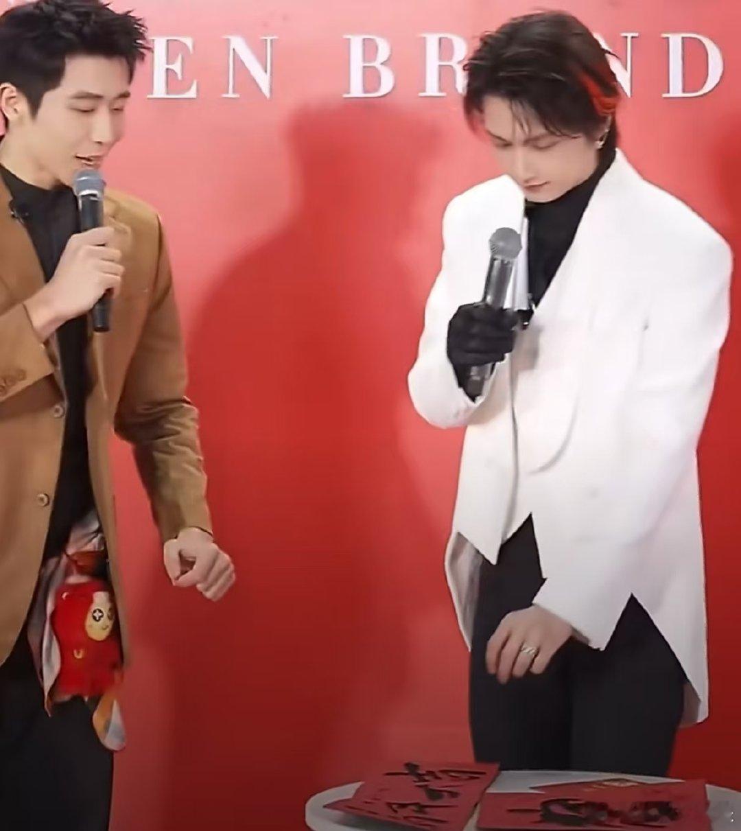 文俊辉红毯插兜没找到口袋 文俊辉红毯想插兜耍个帅，没找到口袋后的小表情，就像可爱