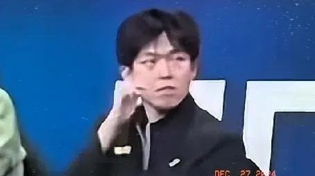 乒超联赛上，王楚钦的眼神就没离开过孙颖莎。
结果莎莎在队友的注视下，自己就把瓶盖