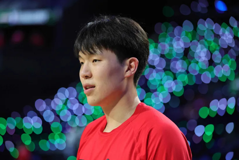 开拓者已经召回杨瀚森，并更新了他的伤情。明日出战公牛的状态是出战成疑（50%上场