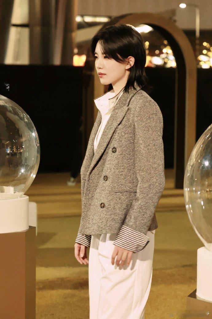 谁懂啊！路人偶遇两人候场区热聊，完全想不到的交集～ 穿搭松弛高级感拉满，同步抬头