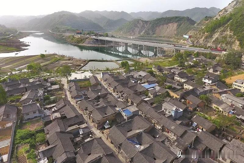 耿文杰‖堵河边的黄龙古镇

      堵河边上的十堰市张湾区黄龙古镇，有古树，