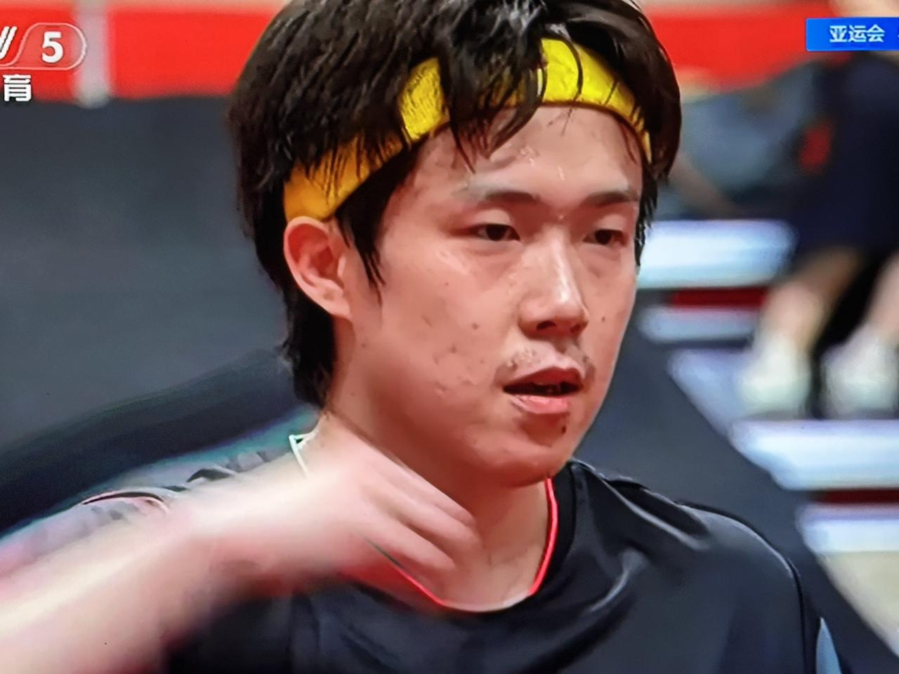 日本名古屋亚运会，乒乓球男团半决赛，中国队对阵中国台北队。

比赛的第一盘，国乒