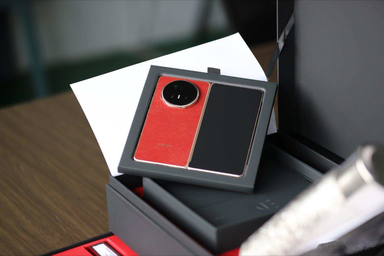 张雪终于把自己的碎屏手机换了！用上了荣耀 MagicV6，黑钻屏耐刮抗摔。不知道