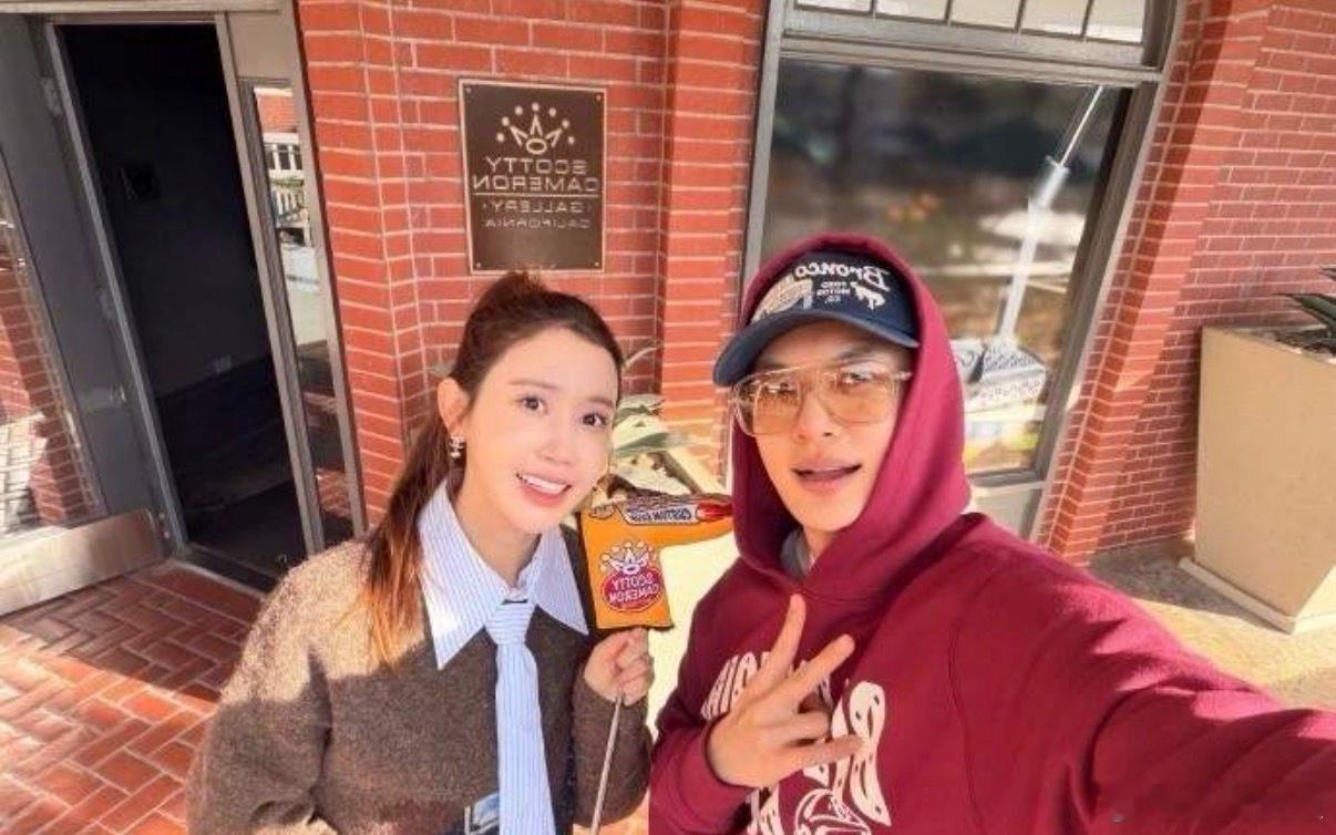 李多海晒与丈夫跨年合照李多海晒出和丈夫SE7EN的跨年合照也太甜了吧！两人依偎着