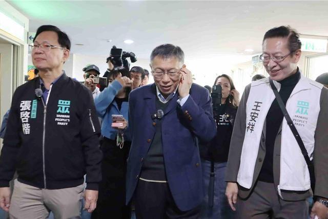 1月3日的嘉义街头，柯文哲站在张启楷身边，话筒一拿，语出惊人：他不仅要当民众党籍