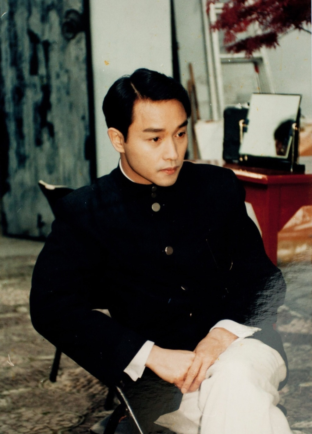 1996年，张国荣在《风月》 片场的一张幕后照。 ​​​