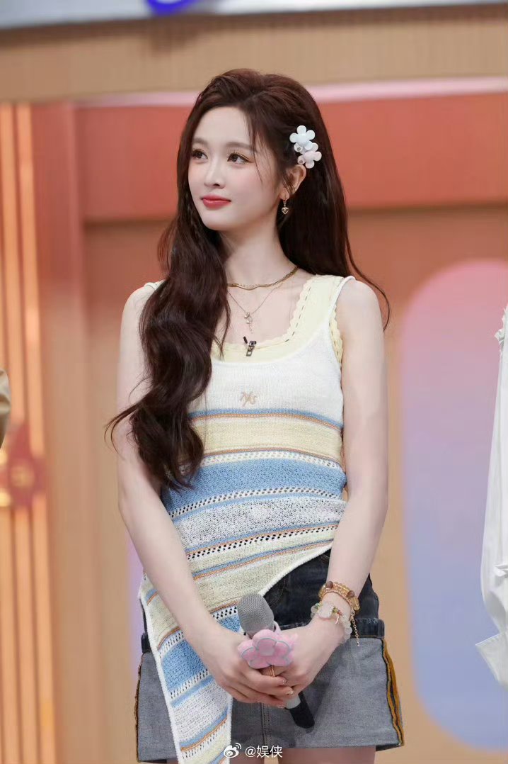 吴宣仪翟潇闻背后抱穿衬衫翟潇闻背着吴宣仪穿衣服这个游戏环节甜度直接超标！翟潇闻稳
