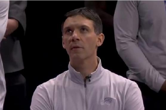 他们去年被挡在最高领奖台前。
今年，他们要连本带利，通吃。
不是险胜，是49分碾