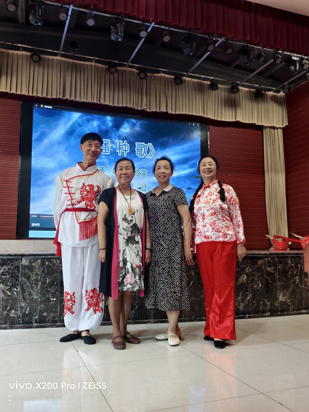 今天上午我团舞蹈队配合帅哥美女录制了襄阳小调《播种歌》。非常感谢我们的刁老师，在