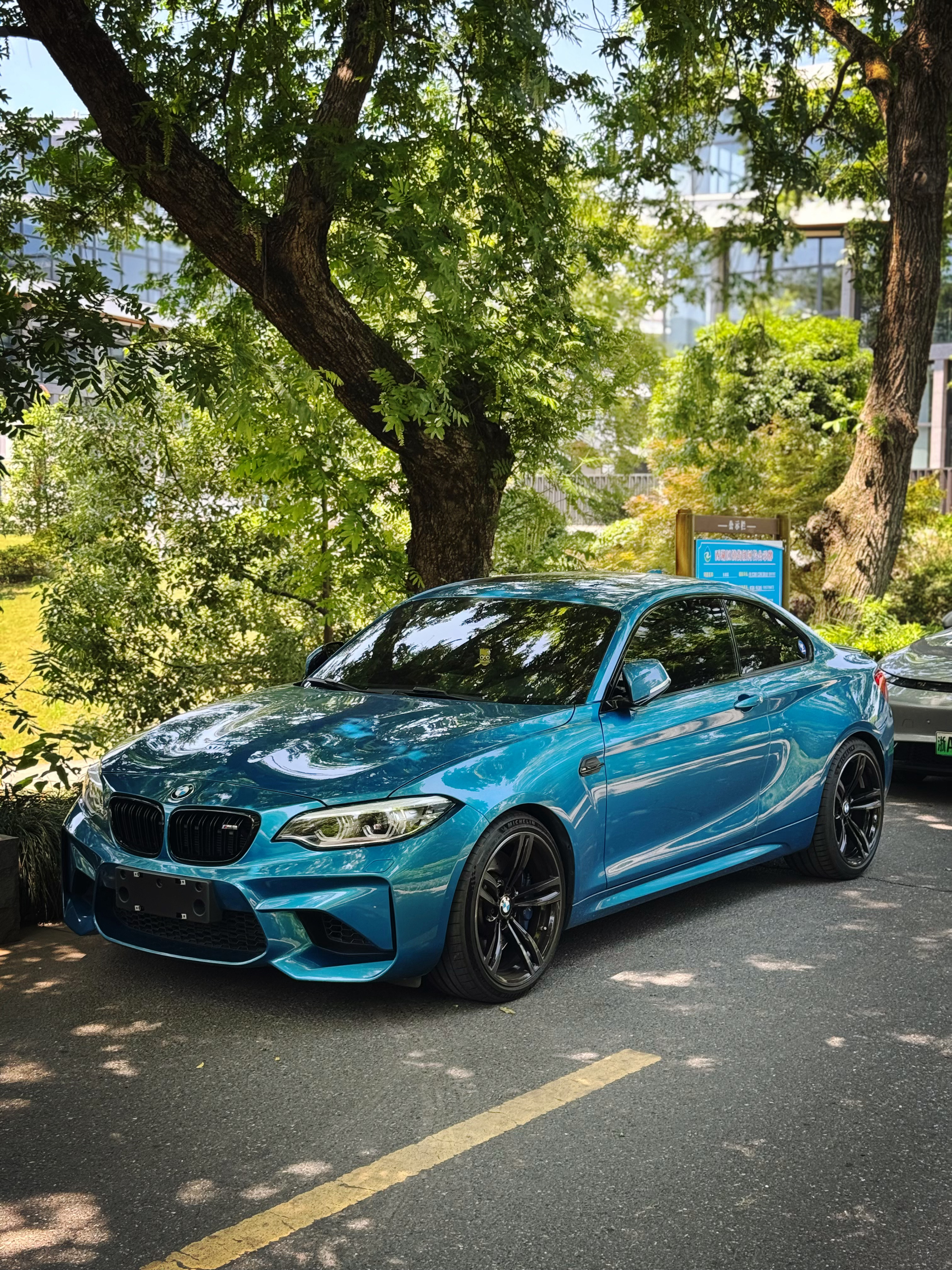 长滩蓝宝马M2 N55 [色] 好哥们收的二手车，刚开回来时，恶魔耳、各种碳纤维