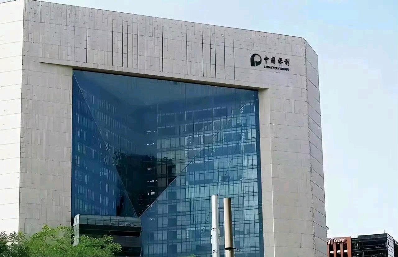 这大玻璃是怎么装上去的，太几何学了 