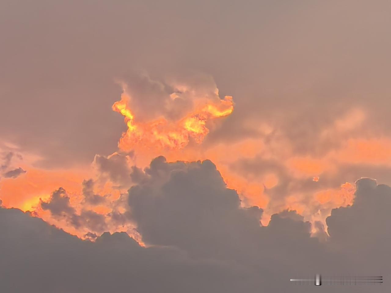 天空仿佛在燃烧，你就说热不热吧？！