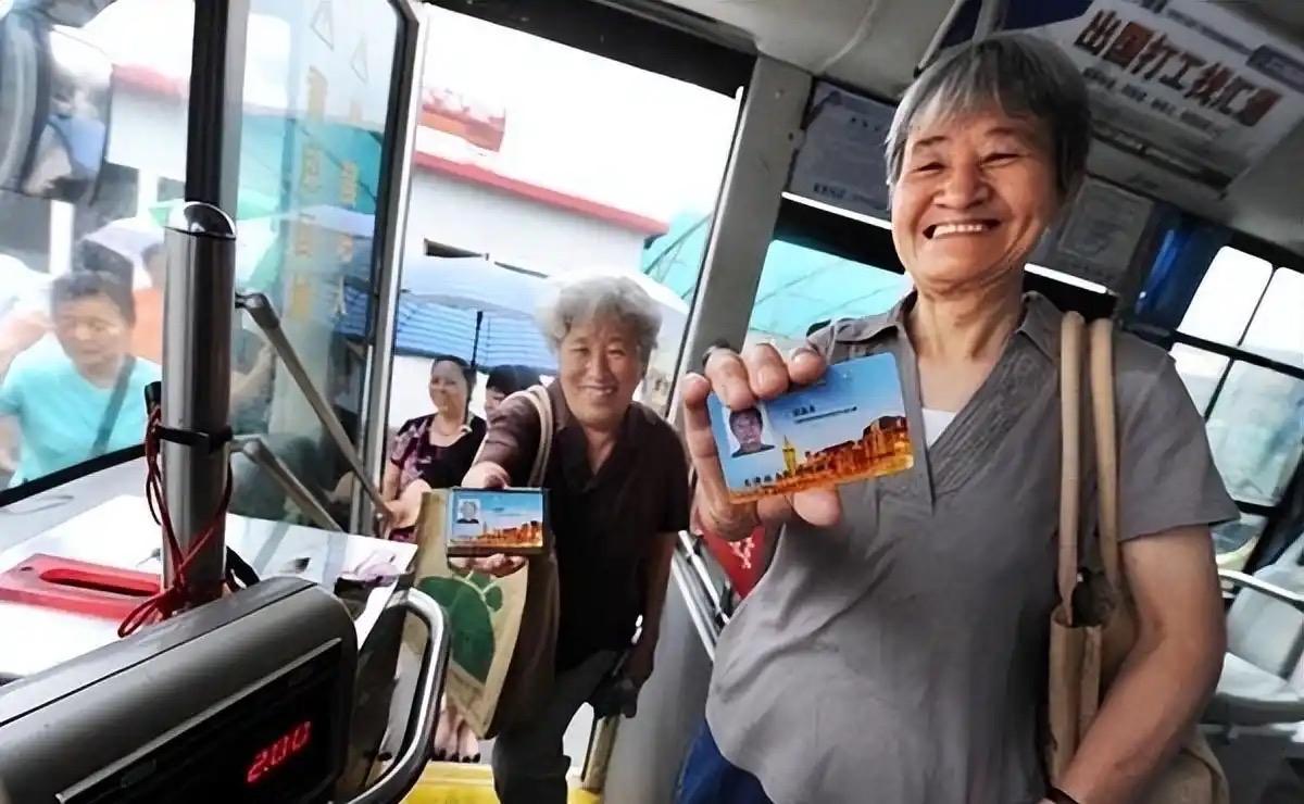 如何治理冒用公交老年卡的行为？
我出一个主意，简单，实用，一用就见效！
公交老年