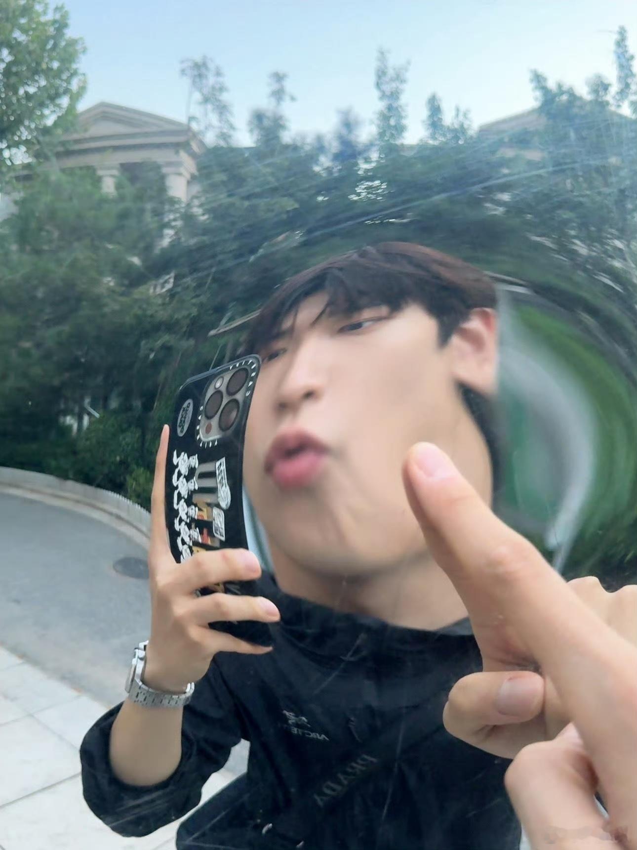 #邢昭林告别七月plog#跟镜子也能玩的很开心的存在……🤣八月一切顺利！ ​ 