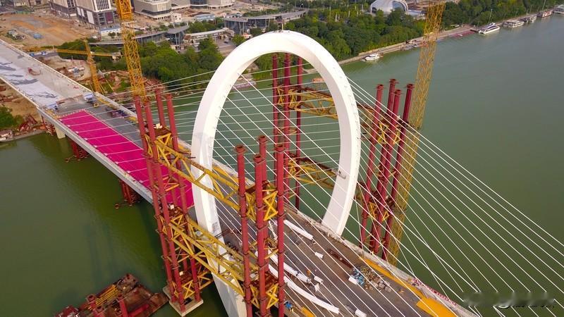 在这片西南热土上，两条交通动脉正在书写新的传奇。一条是绵延七百五十九公里的轨道交