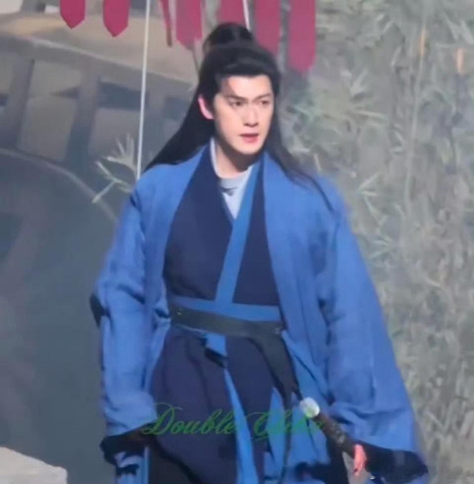救命啊，李昀锐在屋顶吊威亚的路透太吸睛了，这少年意气，我已经开始脑补剧情了！ 