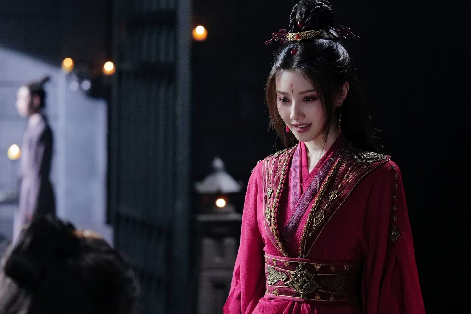 王鹤润妆造 被温柔颜值和真诚营业双重拿捏。王鹤润 今日妆造优雅耐看，眉眼温柔超有