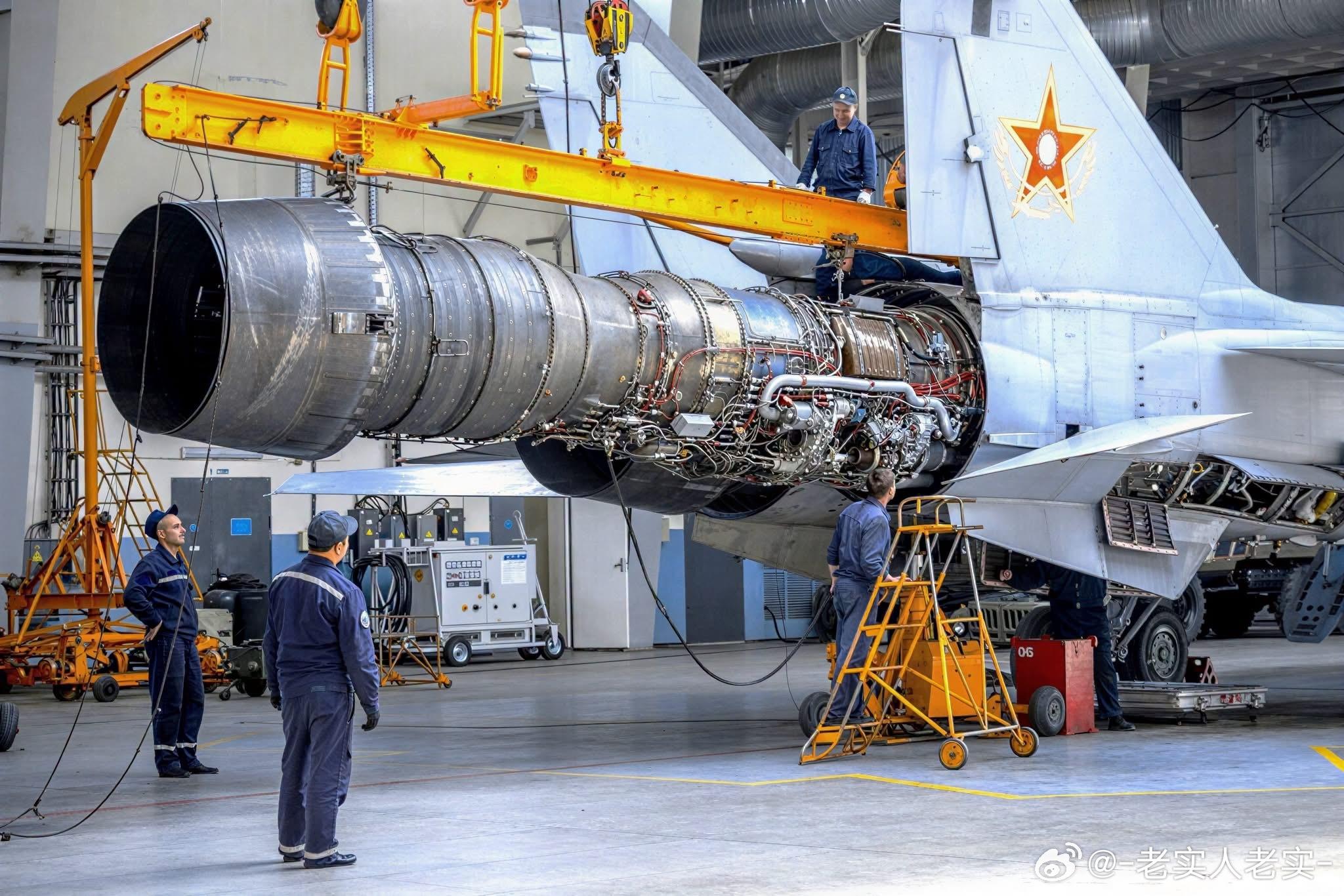 少见的照片：正在更换发动机的米格31外军影像兵器影像武器装备 ​​​