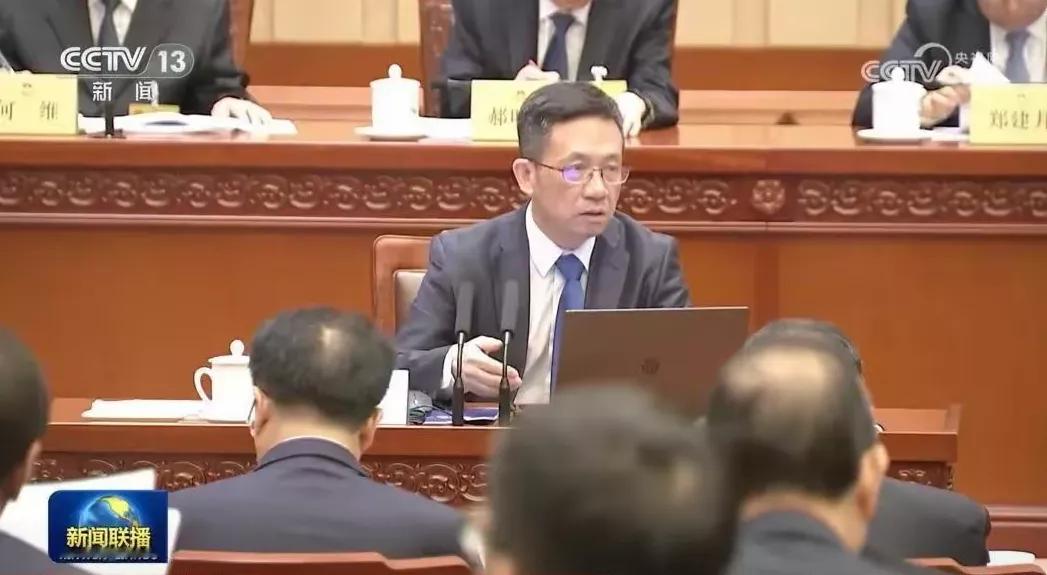 真敢说
就是这位戴眼镜的院士，
在新闻里说华为搞垄断。
应该把技术贡献出来。
感