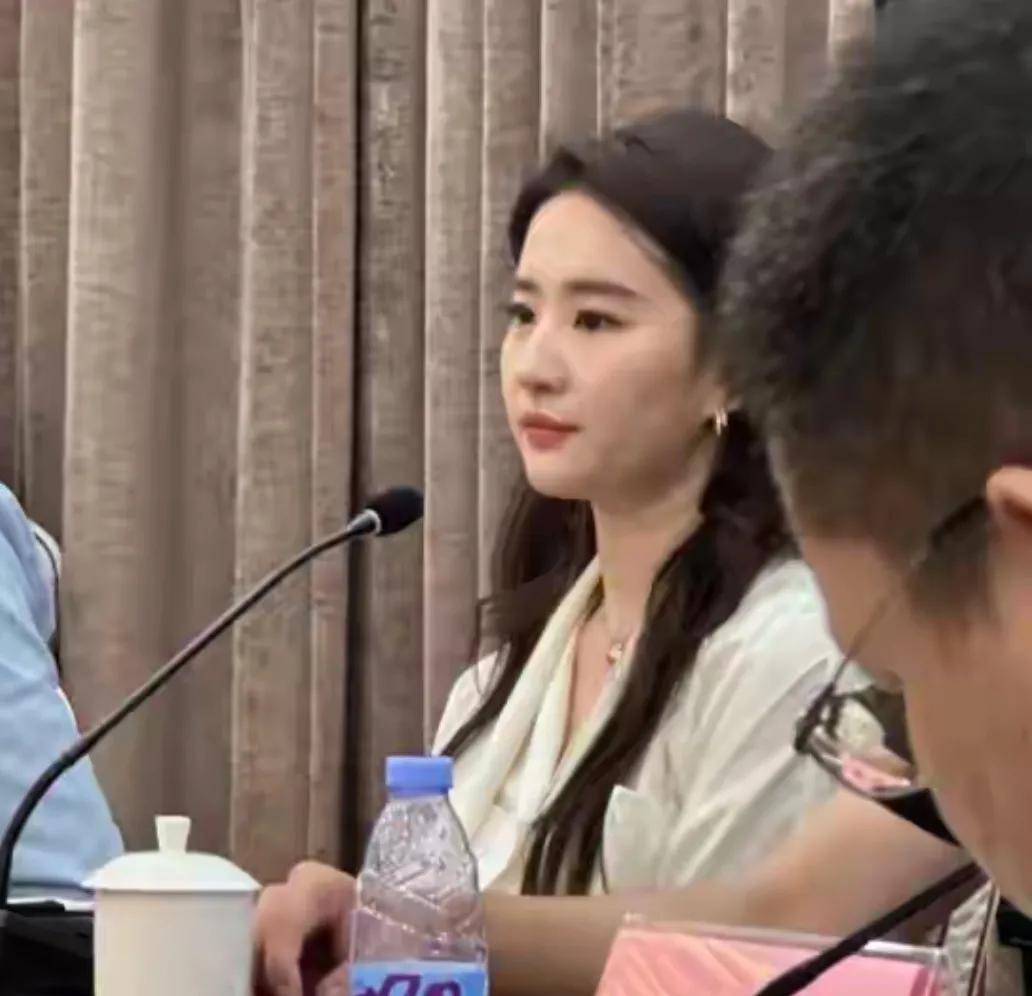 刘亦菲座谈会造型
这造型真好，这状态也很赞
身穿白衬衫的刘亦菲
配上一头长发
有