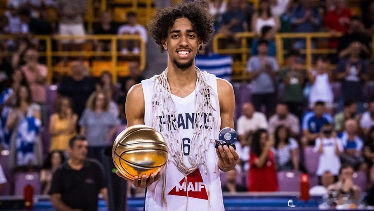 撞脸哈利伯顿法国球员埃利亚斯-卡马尔迪恩最近因为被发现长相酷似哈利伯顿，小火了一