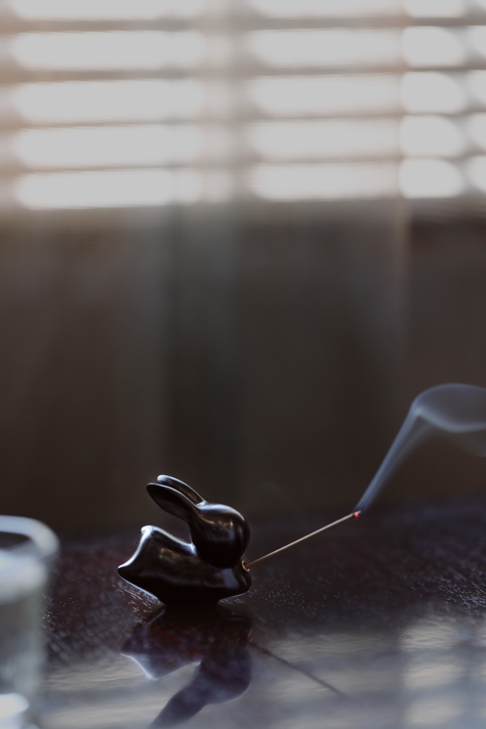 紫光檀【玉兔】香插品茗闻香，由他作伴，玉兔献香。44*23*38mm 重21g 