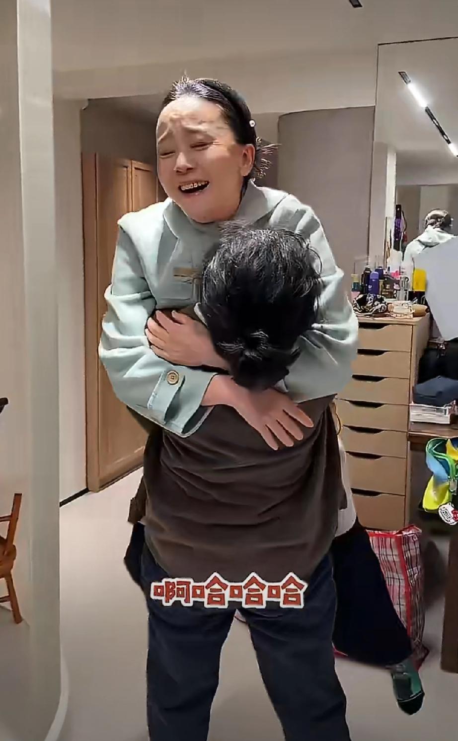 有些明星感觉带货带的都魔怔了，比如尔豪的老婆王一楠。

她拍的日常小视频挺不错的