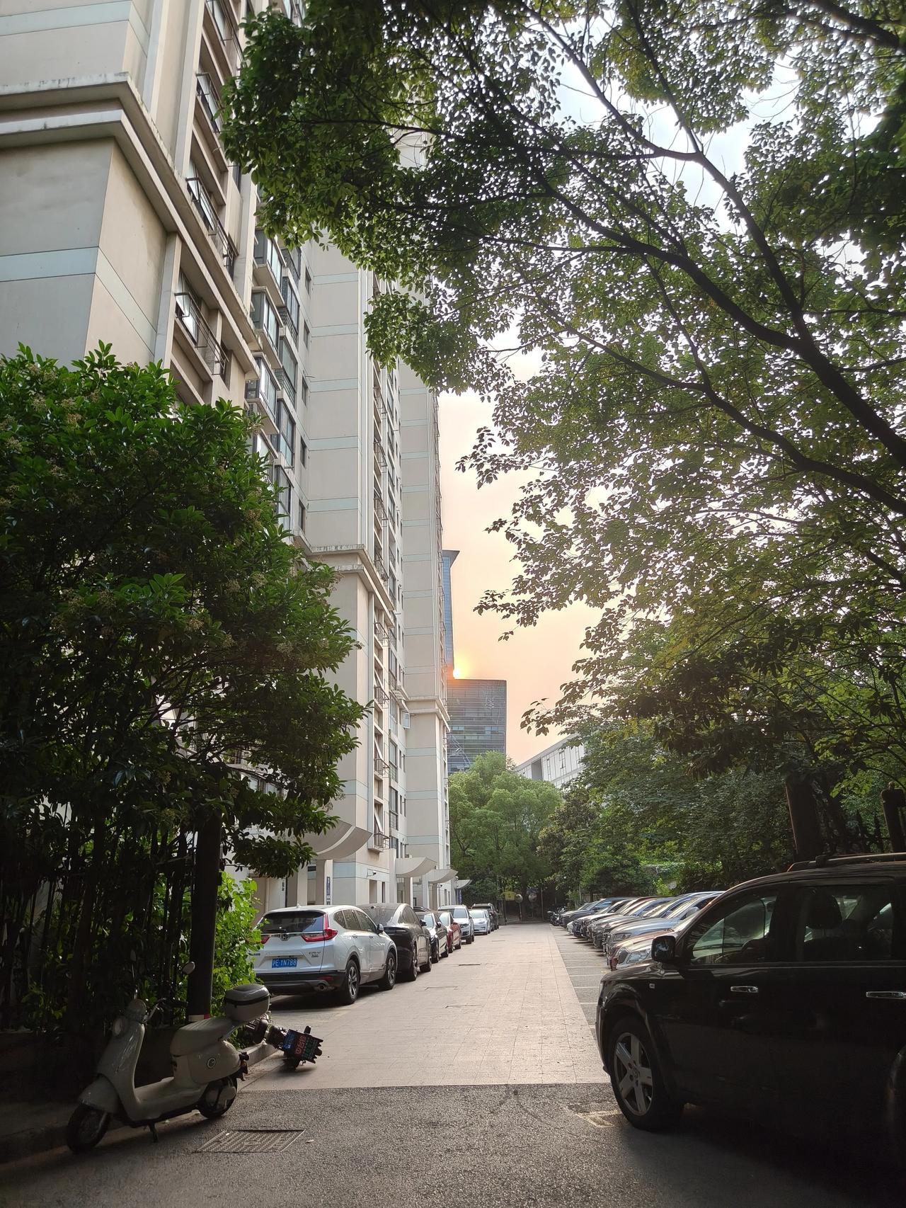 昨日下班随手拍~图1️⃣
现在天气慢慢变热了，
下班的时候~五点半到6️⃣点
太