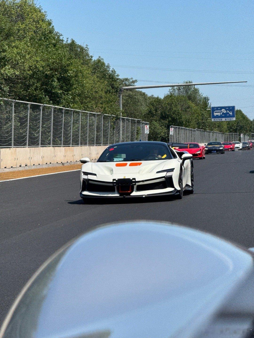 顶级！！见到了SF90XX  能合法上路的赛道猛兽法拉利全民拍车  ​​​