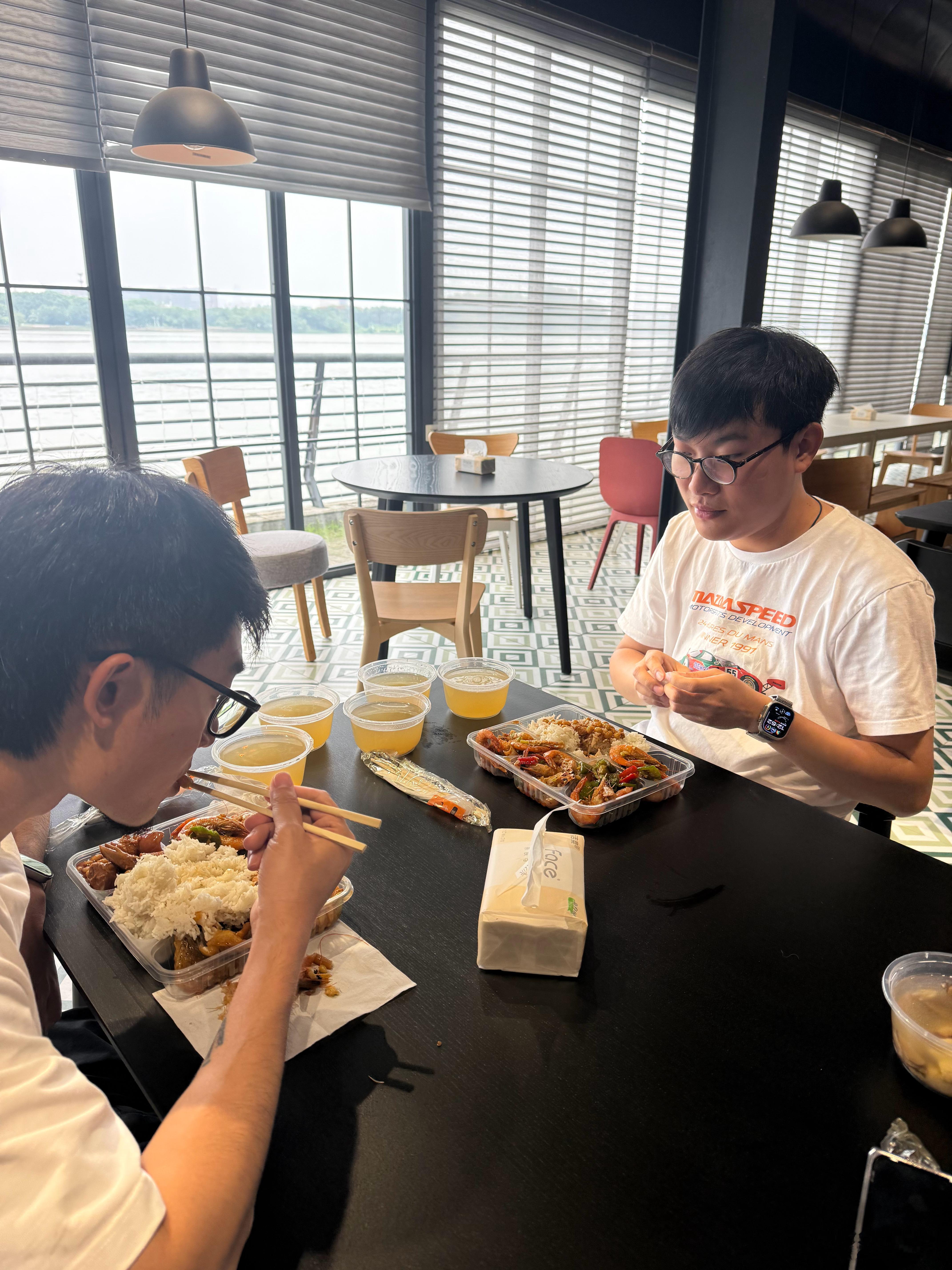 跟过汤达人的摄像，食饭的配置都不一样 