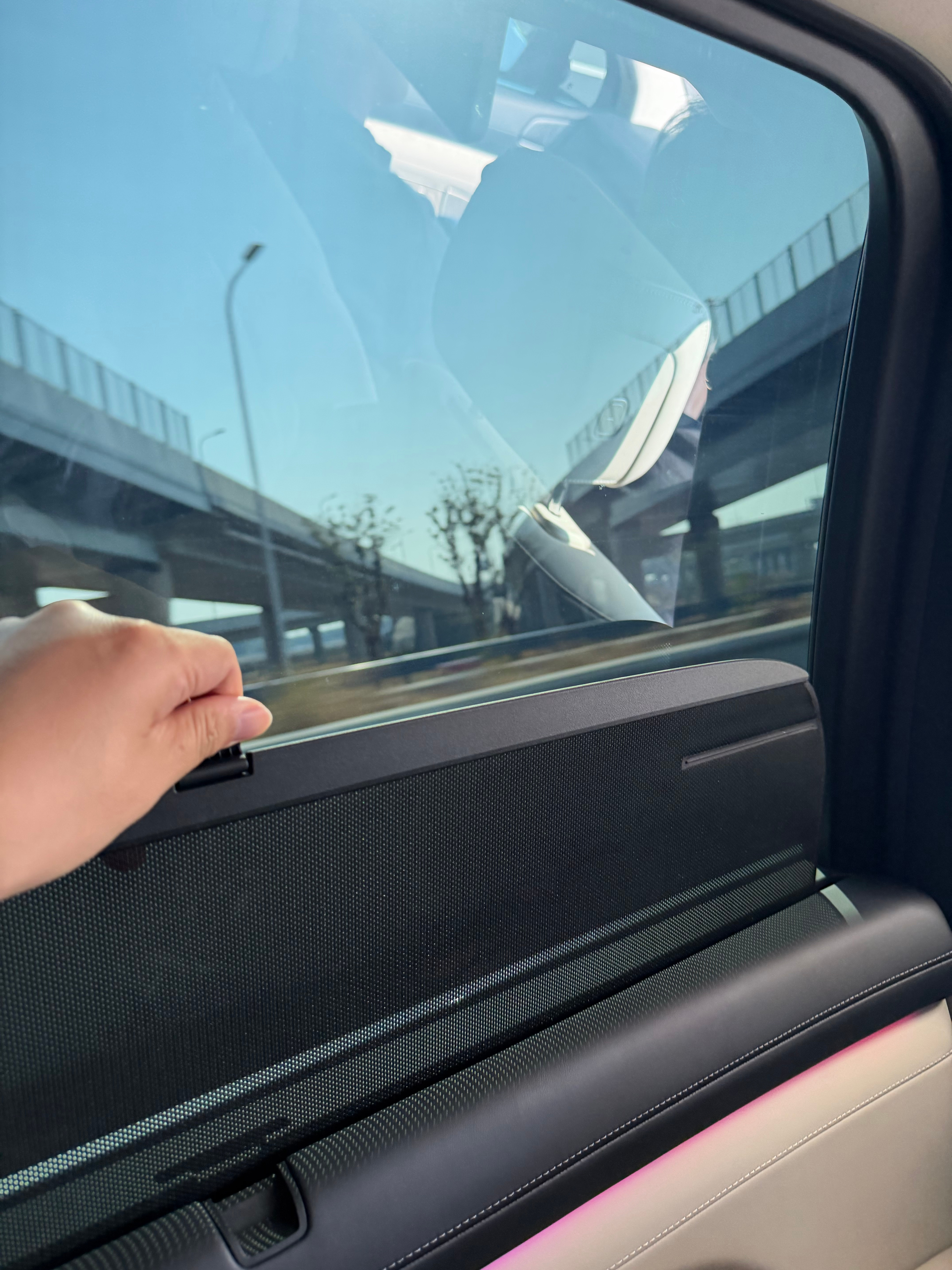 ES8有了隐私玻璃以后，遮阳帘好像没啥用了 