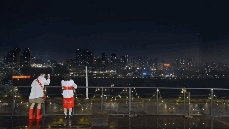 沈月给李嘉琦出神图了沈月在天台给李嘉琦出片怕父母退休无聊不知道干啥这俩人的对话太
