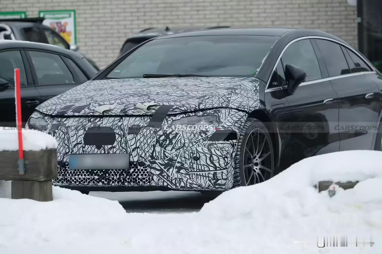 刚刷到2027款奔驰EQS的路测消息，感觉这次还挺务实，现款400V架构直接升级