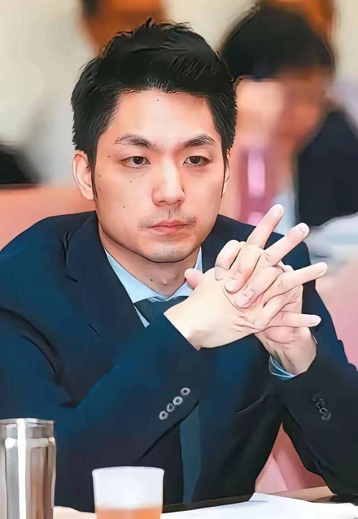 最近蒋家那个后人，又喊话想把两口棺椁迁回大陆，奉化那边连地都有人提过选好了。我只