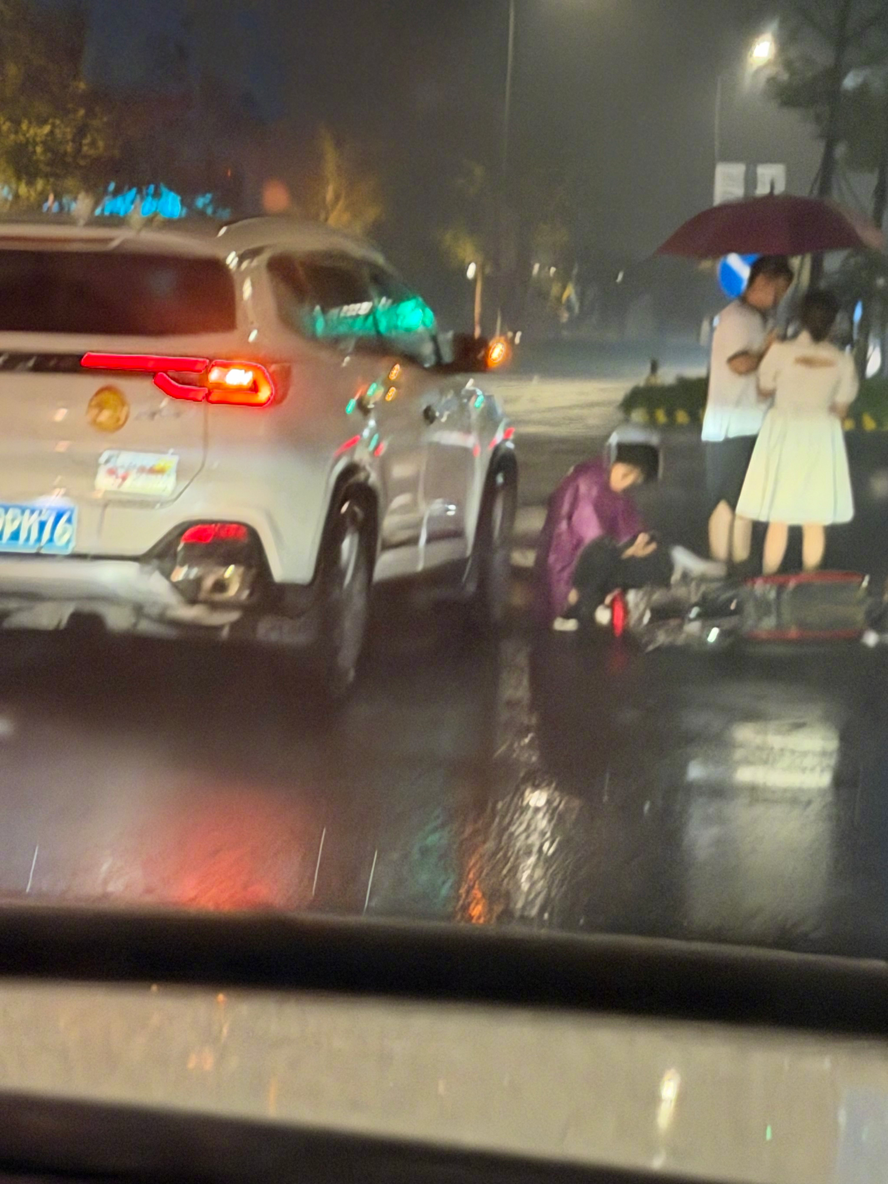 落地宁波，刚出机场就看到一起事故，雨天视线不好大家都要注意安全，遵守交通规则！ 